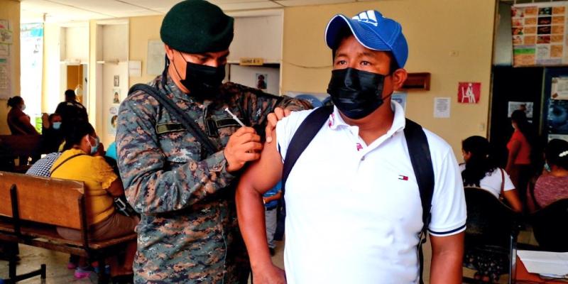 Soldados del Ejército de Guatemala han vacunado a más de 2.5 millones de personas