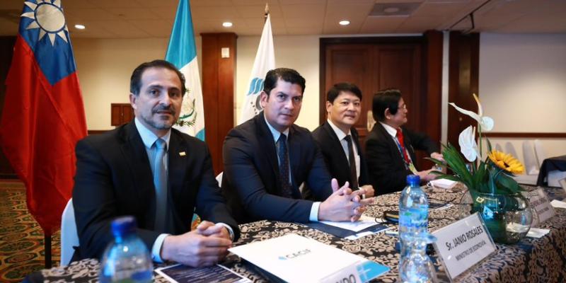 El ministro de economía, Dr. Janio Rosales (segundo de Izq, a Der) presidió paticipó en la reunión.
