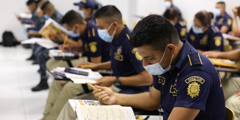 Unidades policiales inician segunda fase de formación bilingüe