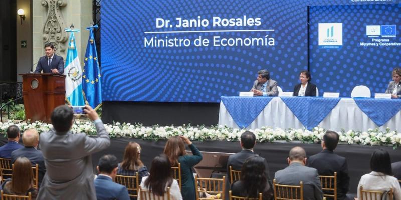 El ministro de economía, Dr. Janio Rosales presidió el evento.