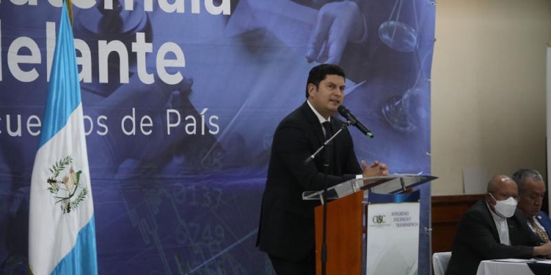 El ministro de economía, Dr. Janio Rosales presidió la reunión.