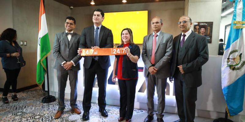 El ministro de economía, Dr. Janio Rosales (segundo de Izq, a Der) inauguró el nuevo delivery center..