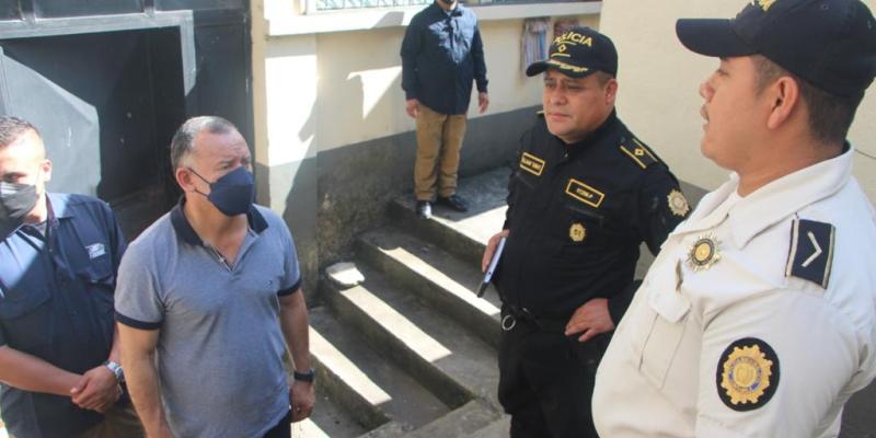 Ministro Barrientos supervisa trabajo de sedes policiales en Alta Verapaz