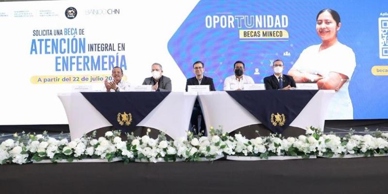 El viceministro de Desarrollo de la MIPYME, Fernando Escalante (tercero de izq a der), presidió el evento.