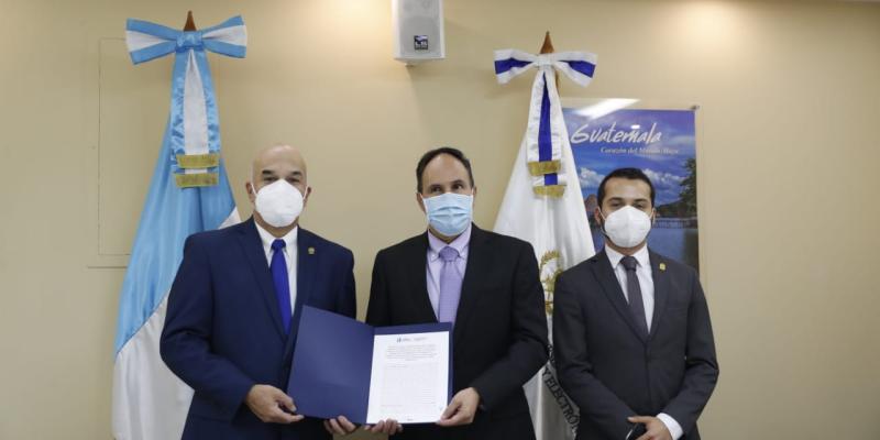 De izquierda a derecha: Lic. Amador Carballido, Director General de Agexport; Ing. Enrique Cossich, Coordinador y Director Ejecutivo de la GAE; Ing. Devadit Barahona, Director de Junta Directiva Agexport 