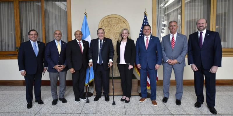 Presidente Alejandro Giammattei recibió delegación bipartidista de Estados Unidos