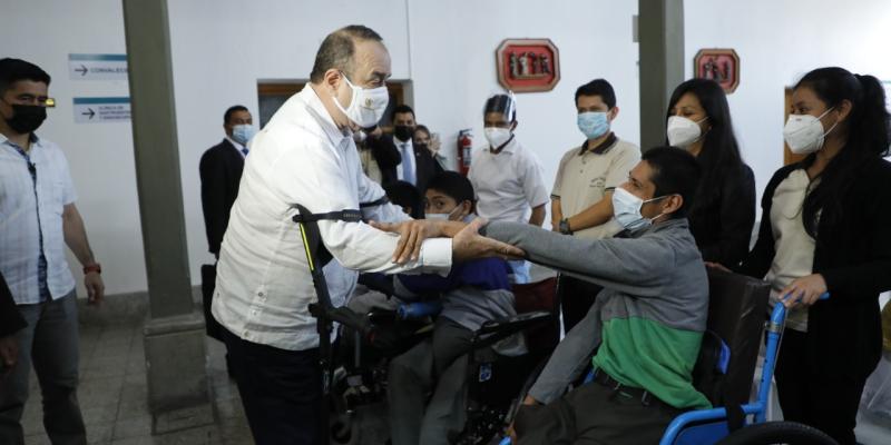 Presidente Alejandro Giammattei visitó Hospital Hermano Pedro 