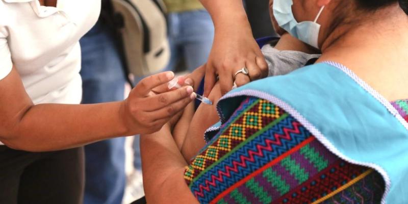 Desde niños hasta adultos mayores son vacunados