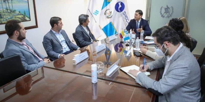 El ministro de economía, Dr. Janio Rosales presidió la reunión.