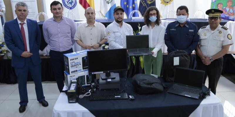 Entregan computadoras para fortalecer capacidad de respuesta a víctimas de violencia