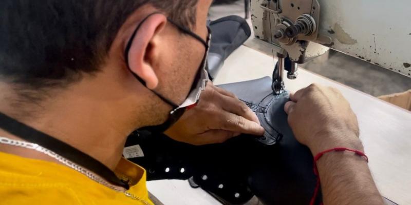 Reos aprenden a elaborar diferentes tipos de calzado