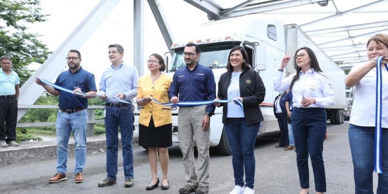 La Viceministra de Integración y Comercio Exterior, María Luisa Flores (tercera de izq a der).