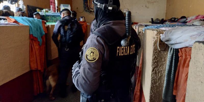 Localizan dispositivos móviles y botellas de licor en requisa