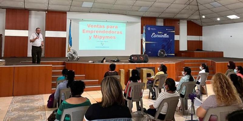 Mujeres reciben capacitación sobre empoderamiento para del fomento de un ecosistema económico inclusivo y del desarrollo de habilidades técnicas y administrativas. 