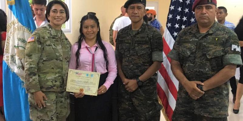 Ejército de Guatemala, promueve el desarrollo y educación al impartir curso de idioma inglés.