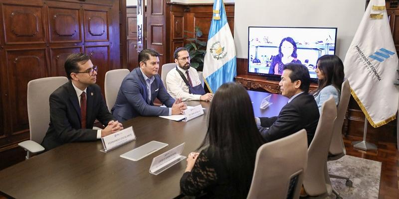 El Ministro de Economía Dr.  Janio Rosales (segundo de Izq. a Der) presidió la reunión.