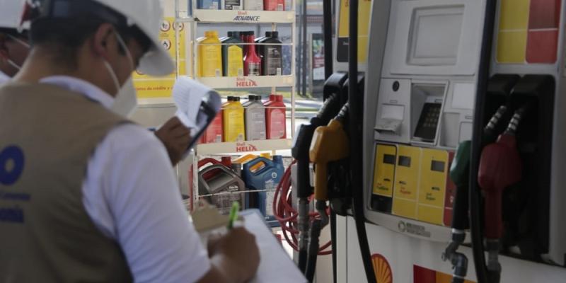 Trabajador de DIACO en tarea de inspección.