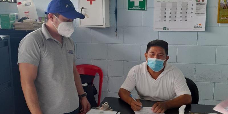 Personal de Mides mide corresponsabilidades de Beca Media en Poptún, Petén