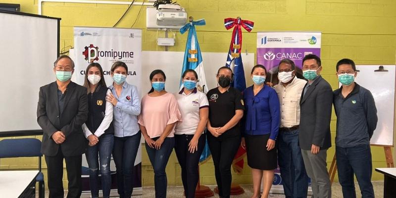 En la fotografía aparecen varias personas posando como parte del apoyo al proyecto Canac en Chiquimula