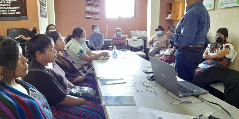 Personas sentadas al rededor de una mesa, realizando planificación