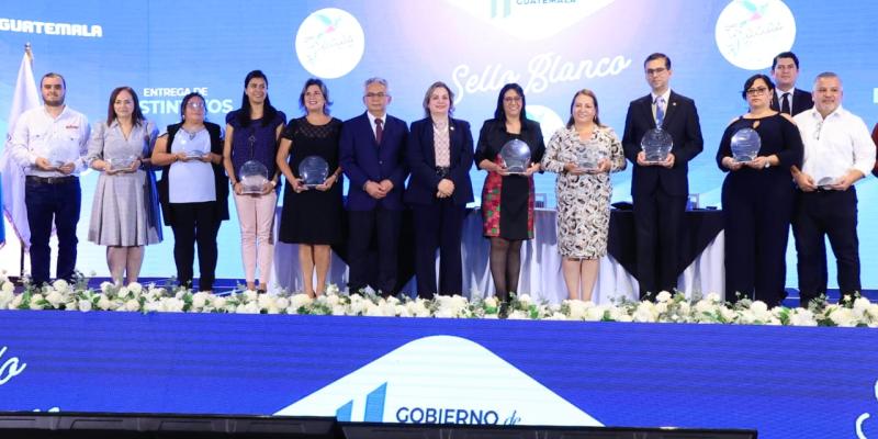 Gobierno entrega distintivos “Sello Blanco” a pequeños y medianos productores