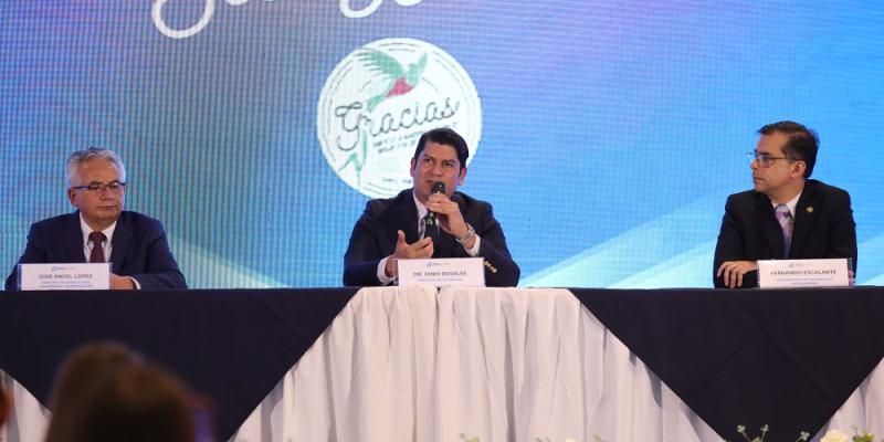El ministro de economía, Dr. Janio Rosales (centro) presidió el evento.