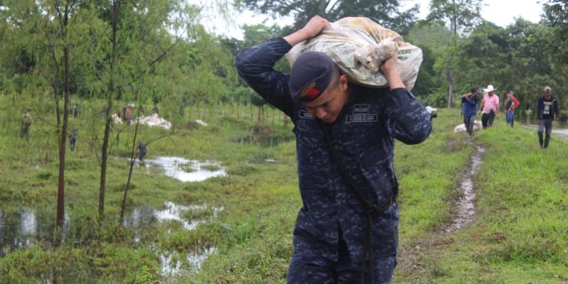 Brigada de Infantería de Marina auxilia a comunidades ante crecida del río Motagua