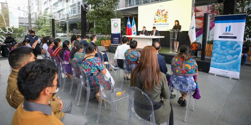 El ministro de economía, Dr. Janio Rosales presidió el evento.