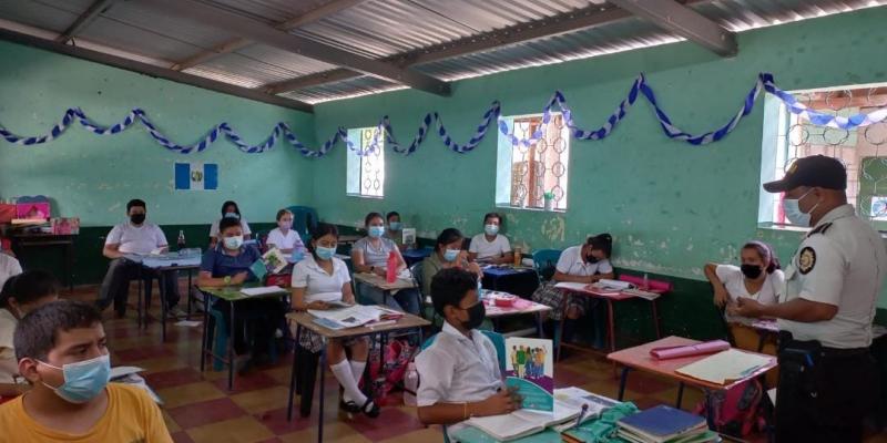 PNC imparte charlas preventivas en El Progreso