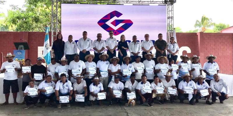 Fotografía de clausura del evento, donde se encuentran los viceministros de inversión y competencia, desarrollo de la mipyme y de asuntos registrales con asistentes al champerico fest