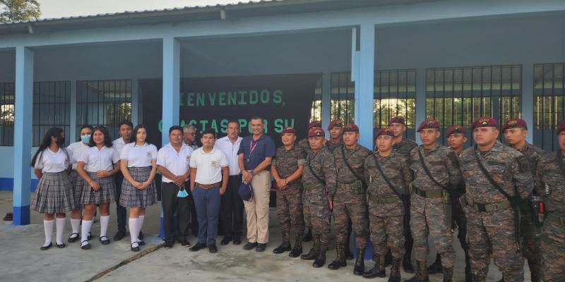 Reconocen labor de Brigada de Fuerzas Especiales por remozamiento de Instituto en Petén