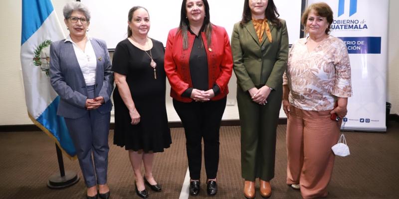 Mineduc presenta mapa de la cooperación nacional,  internacional y empresarial en materia educativa