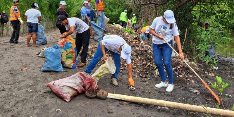 MARN lidera jornada de saneamiento en playa de Tulate 