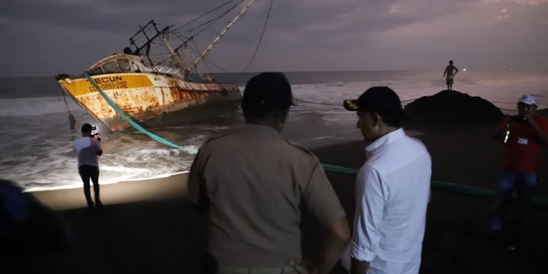 Ministro Mario Rojas verifica acciones interinstitucionales por encallamiento de barco en Monterrico