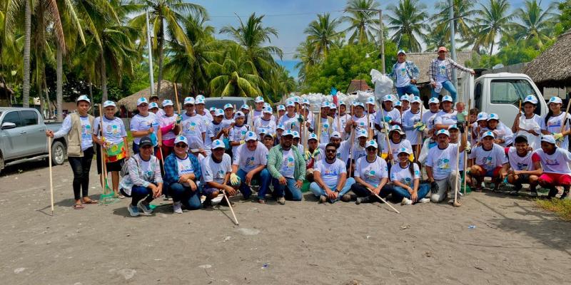 MARN y voluntarios limpian las playas en Izabal y Jutiapa