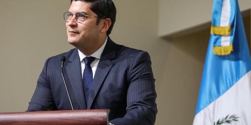 El ministro de economía, Dr. Janio Rosales (centro) durante su disertación..