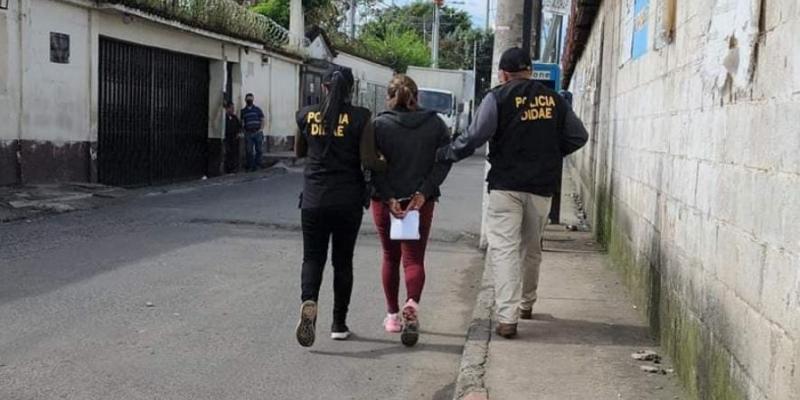 Capturan a encargada de predio por esconder furgón robado