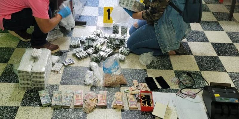 Agente resulta herido en allanamiento; investigadores localizan drogas, dinero y armas de fuego