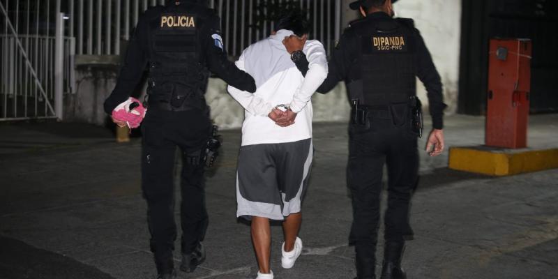 Presunto sicario detenido con subametralladora