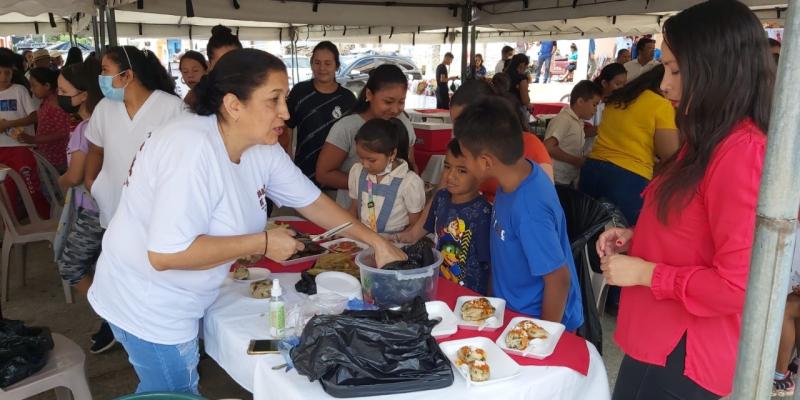 en la foto se ven a mujeres emprendedoras mostrando sus productos en feria de emprendimiento
