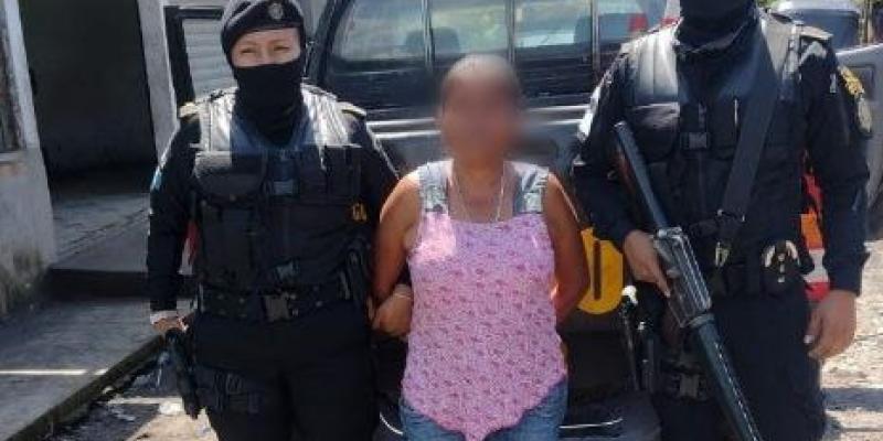 Capturan a mujer con seis órdenes de captura por el delito de extorsión