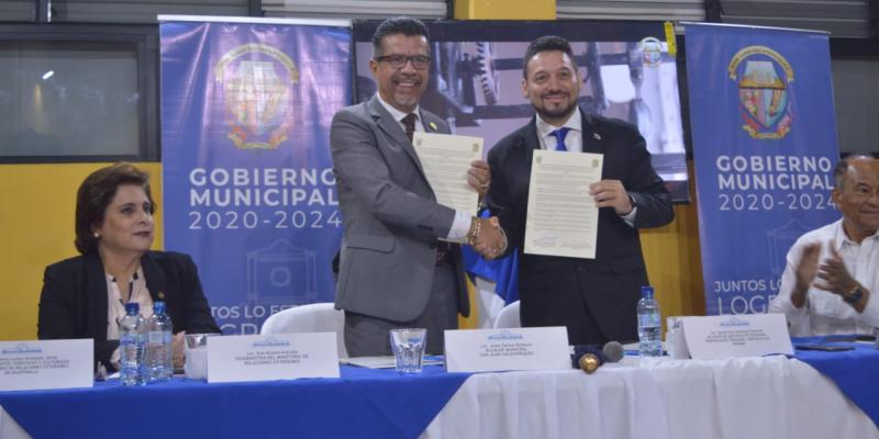 Municipalidades de San Juan Sacatepéquez, Guatemala, y Santiago de Veraguas, Panamá, suscriben acuerdo de hermanamiento 
