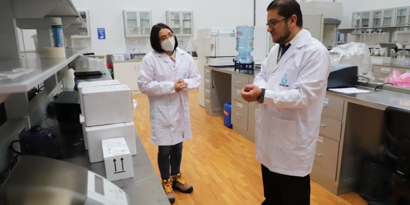 Viceministro del Agua verifica funcionamiento del Laboratorio del MARN