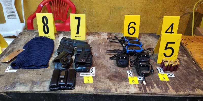 Armas de fuego y radios portátiles localizados en vivienda de Villa Nueva