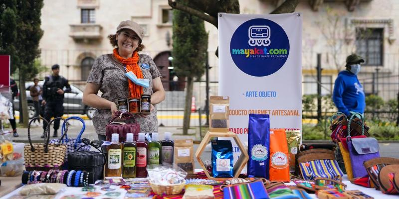 Mujeres sobrevivientes de violencia exponen productos artesanales