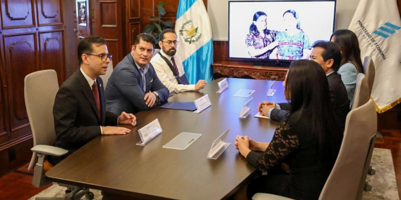 Ministro de Economía se reúne con instituciones que tendrán a cargo la formación empresarial a emprendedores