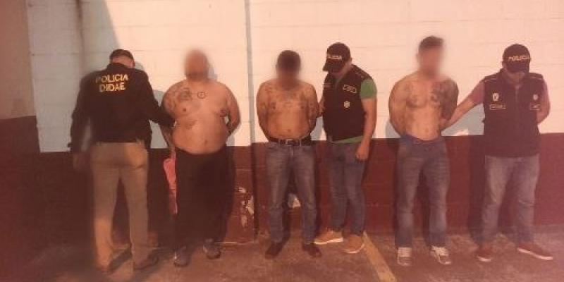 DIDAE captura a tres personas por transportar arma y marihuana