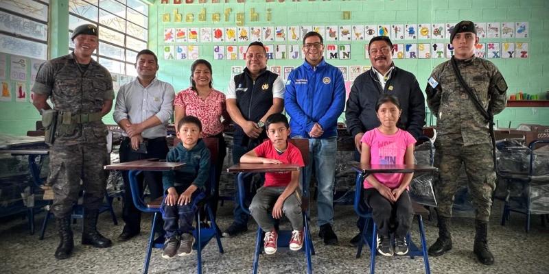 Ejército de Guatemala distribuyó 7,295 pupitres durante el 2022.