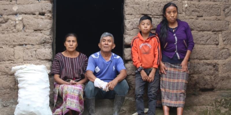 Entregan cemento a viviendas censadas por el RSH en Santa Lucía La Reforma, Totonicapán