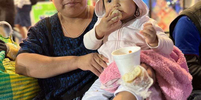 Mides comparte cena navideña con personas guatemaltecas